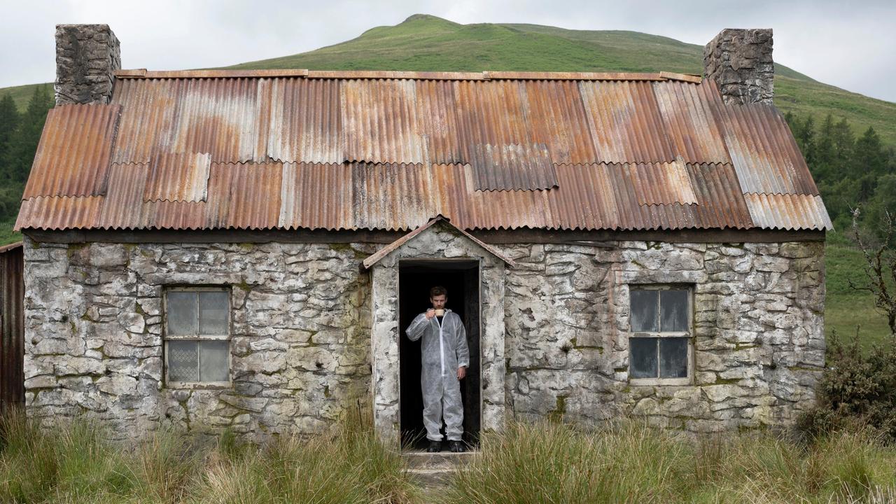 Dr. Hunter (Harry Treadaway) inspiziert einen Tatort auf einer entlegen Insel Schottlands.