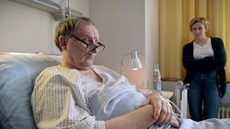 Clemens (Rainer Bock) wird nach seinem Herzinfarkt von Sonja (Franziska Machens) im Krankenhaus besucht.